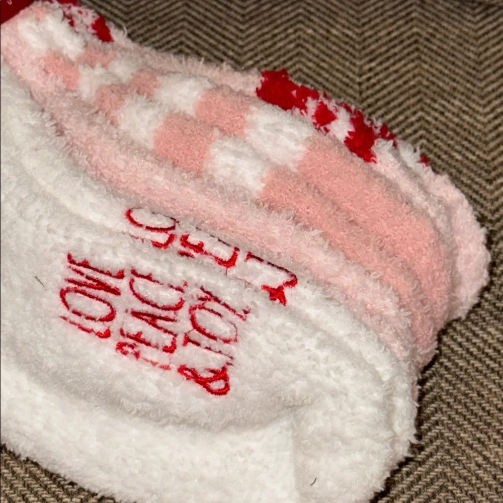 NWT Rae Dunn Christmas Holiday 4pk cozy White/Pink Cozy Socks Women’s Peace Love - Picture 2 of 6